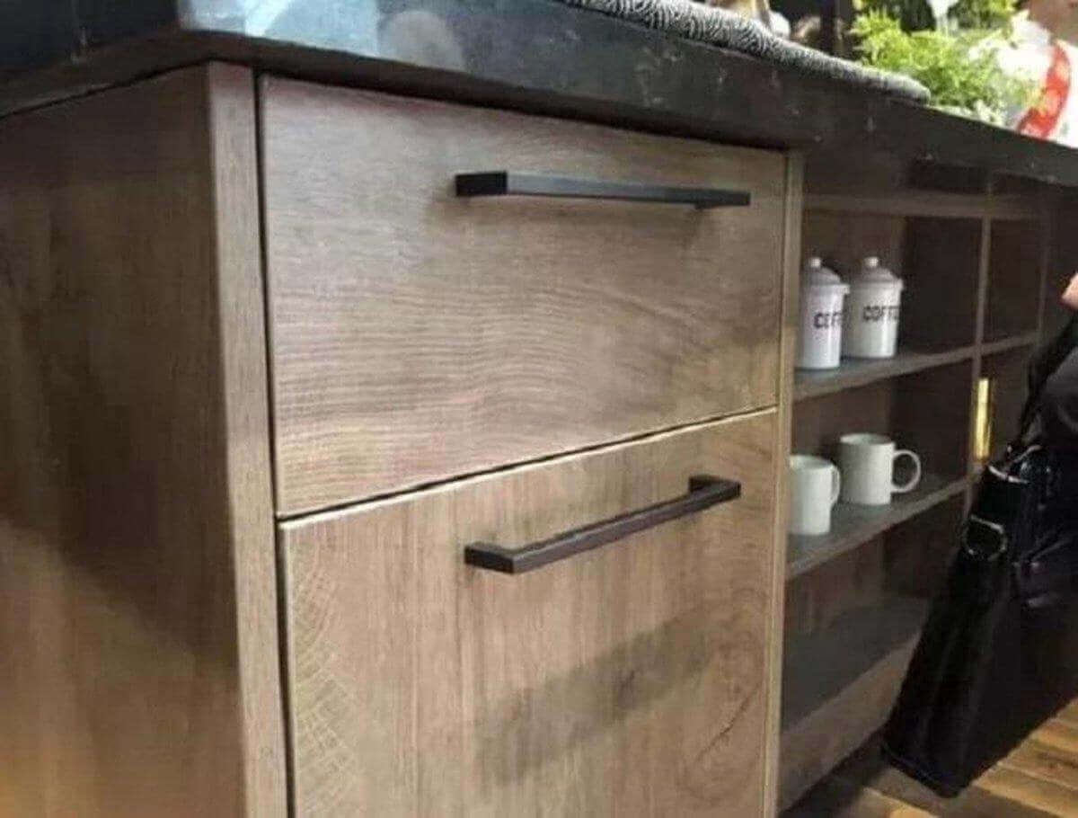 20X Handgreep Zwart 160 mm Zwart Dallas op moderne keukenkastdeurtjes met houten afwerking.